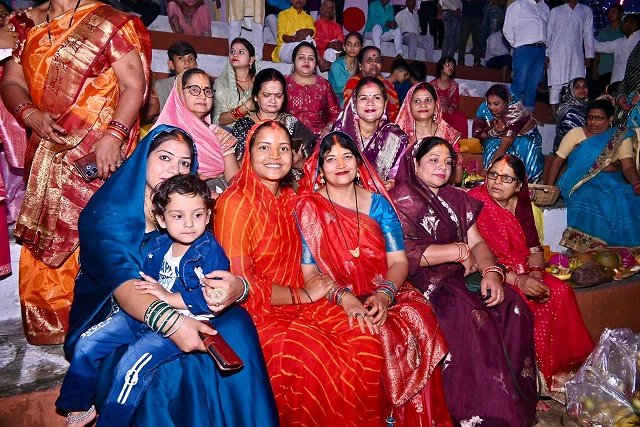 सूर्य देव को संध्या अर्घ्य अर्पित