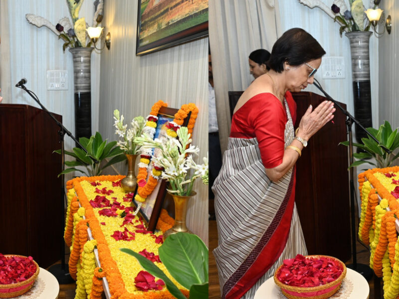 पुष्पांजलि अर्पित