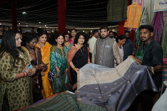 खादी प्रदर्शनी की धूम