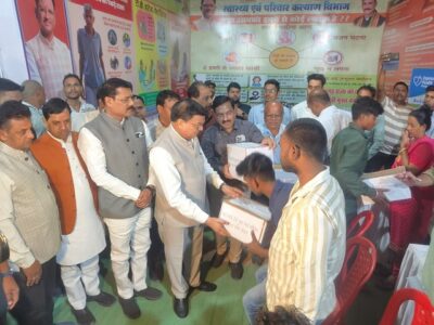 राज्योत्सव में मंत्री श्री लखन लाल देवांगन के द्वारा पांच टीबी मरीजों को दिया गया फूड बास्केट