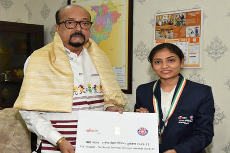 राष्ट्रपति पुरस्कार से सम्मानित