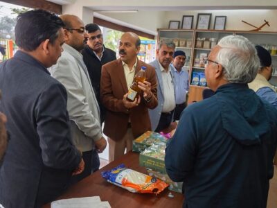 भारतीय कृषि अनुसंधान परिषद के महानिदेशक ने आईजीकेवी उत्पाद विक्रय काउंटर का किया अवलोकन