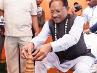 मिट्टी से मोह! CM साय ने जब खुद थाम लिया कुम्हार का चाक, देखते ही देखते बना दिया सुंदर दीया; देखें तस्वीरें