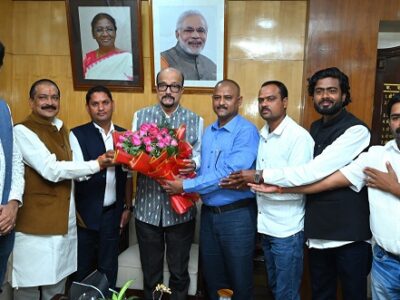 रायपुर: राज्यपाल रमेन डेका से कुर्मी क्षत्रिय महासभा के प्रदेश अध्यक्ष की सौजन्य भेंट