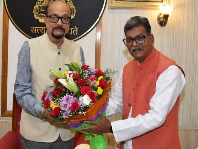 राज्यपाल श्री डेका से नेता प्रतिपक्ष श्री महंत ने सौजन्य भेंट की