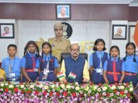 राज्यपाल श्री डेका से धमतरी के सुदूर वनांचल क्षेत्र के प्रतिभाशाली बच्चों ने की आत्मीय मुलाकात