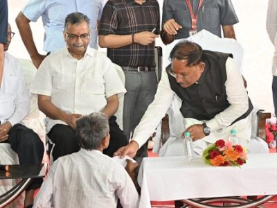 रायपुर में दिखा मुख्यमंत्री का ‘विष्णु अवतार’: सुरक्षा घेरा तोड़ बुलाया पास, मिनटों में दूर कर दी दिव्यांग की बरसों की पीड़ा