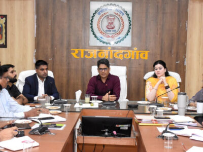 प्रभारी सचिव ने जिला अधिकारियों की समीक्षा बैठक ली