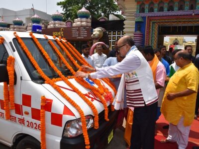 राज्यपाल डेका ने जगन्नाथ मंदिर ट्रस्ट को एम्बुलेंस सौंपी