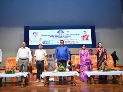 राष्ट्रगीत, दीप मंत्र और सरस्वती मंत्र उच्चारण के साथ हुआ कार्यक्रम का शुभारंभ