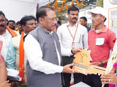 माड़वी कोसा को मिला अपना घर, CM साय ने दी चाबी