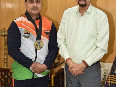 राज्यपाल श्री डेका ने स्वर्ण पदक विजेता आर्मरेसलर श्रीमंत झा को दी बधाई