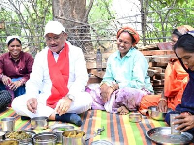 श्रमिकों के न्यौते पर CM ने खाया बोरे बासी, पंचायत भवन निरीक्षण बना यादगार