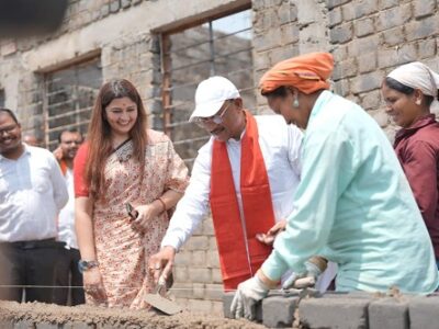 निर्माण स्थल पर मुख्यमंत्री का श्रमदान: श्रमिक बहनों के साथ की ईंट जोड़ाई