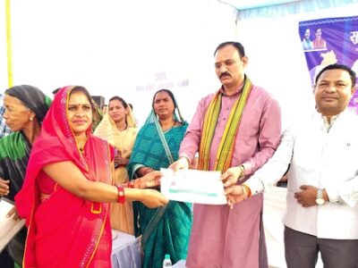 मझौली शिविर में सविता को मिला आयुष्मान कार्ड, समस्याओं का निराकरण