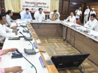 प्रभारी सचिव श्री बोरा ने अधिकारियों-कर्मचारियों को दिए सख्त निर्देश
