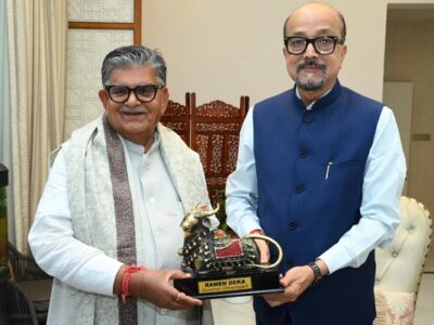 राज्यपाल रमेन डेका से पंजाब के राज्यपाल गुलाब चंद कटारिया की सौजन्य भेंट