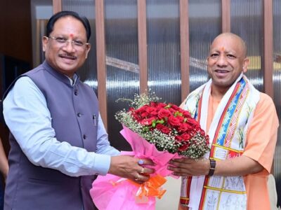मुख्यमंत्री ने योगी आदित्यनाथ का किया आत्मीय स्वागत