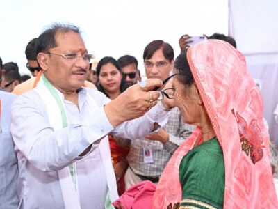 मुख्यमंत्री विष्णु देव साय ने हितग्राहियों को पहनाया नजर का चश्मा
