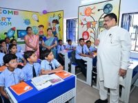 शाला प्रवेशोत्सव: शिक्षा मंत्री श्री गजेन्द्र यादव ने बच्चों संग बैठकर सिखाया पहाड़ा