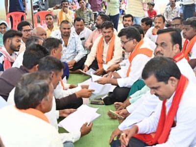 उप-मुख्यमंत्री विजय शर्मा का जमीन पर बैठकर संवाद