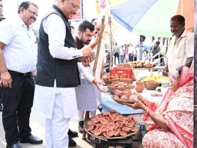 सड़क किनारे पसरे पर अचानक पहुंचे मुख्यमंत्री श्री विष्णु देव साय, मीरा के पसरे से खरीदा ‘आशीर्वाद का दीया’